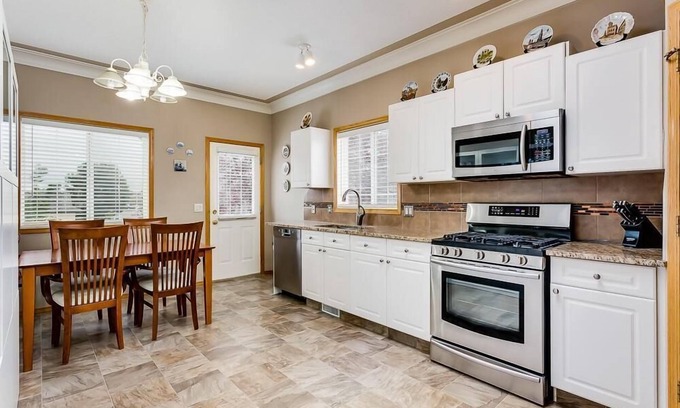 Airdrie House | Cozy 5-bedroom house, Near banff, 15 min to YYC airport