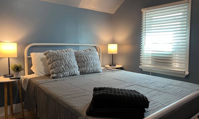 Niagara Falls House | Cozy 5 Bedrooms + 7 BEDS + SmartTVs in every room!