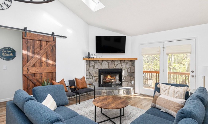 McGaheysville House | Cozy 5BR house with Hot Tub Private Patio Games Fire Pit in Massanutten