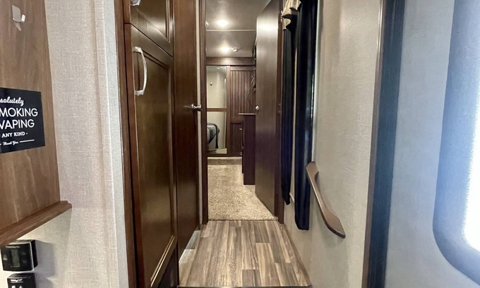 Ringold House | Cozy/5th wheel camper/ fire pit/large deck/close to Hochatown/Pine Creek Lake