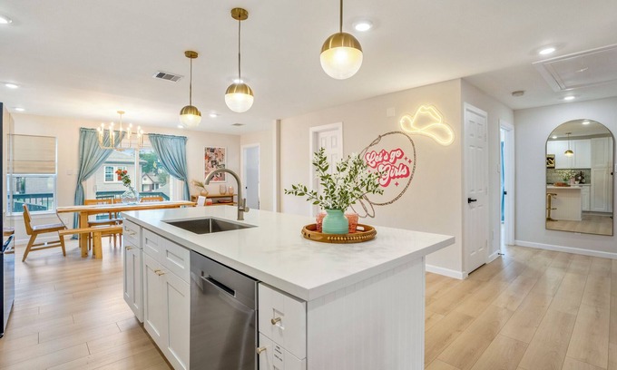 MacGregor House | Cozy 90°F Heated Pool & Spa /2Lkd Suites /Gated 2PKG
