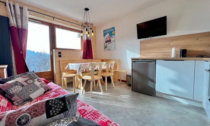 Notre-Dame-de-Bellecombe Apartment | Cozy apartment with terrace, near ski-bus and shops, perfect for family getaways