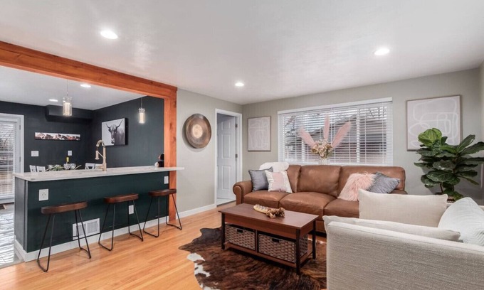 Berkley Apartment | Cozy and Sophisticated 3 bedroom