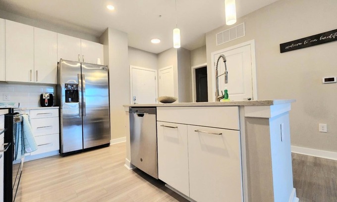 Optimist Park Apartment | Cozy apartment located near boutiques, bars, restaurants, & major sport stadiums