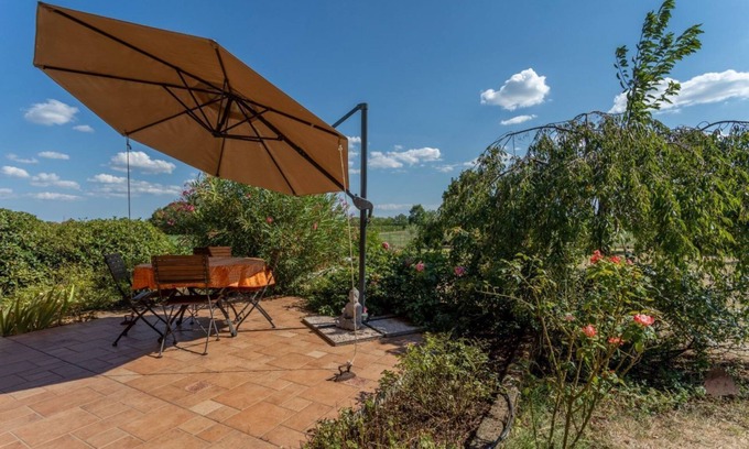 Gonars Apartment | Cozy Apt with Terrace and Private parking! x4