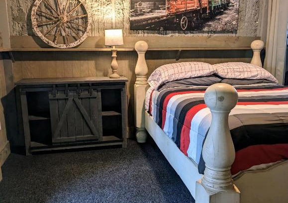 Montgomery House | Cozy Barn with Pool Access & Near Lake Conroe