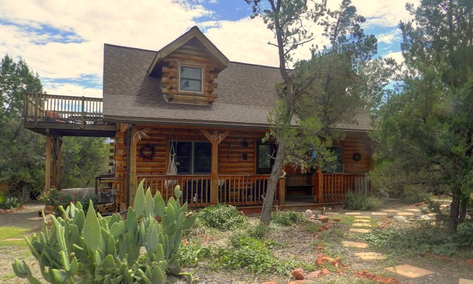 West Sedona Cabin | Cozy beautiful 3-bedroom cabin with Hot tub in Sedona 10 mins from uptown Sedona