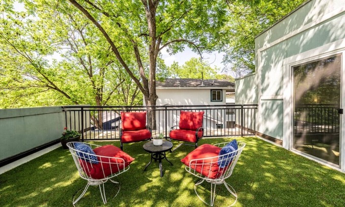 Brentwood House | Cozy Boho Guesthouse + Rooftop Deck in the Trees
