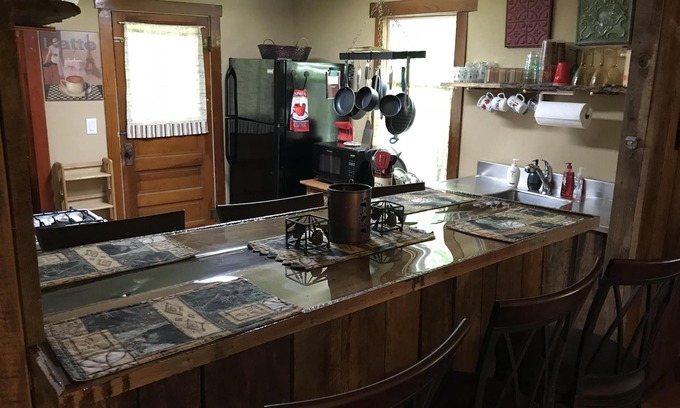 Seven Springs Cabin | Cozy Cabin 1 mile from 7 Springs. Central heat and a/c.