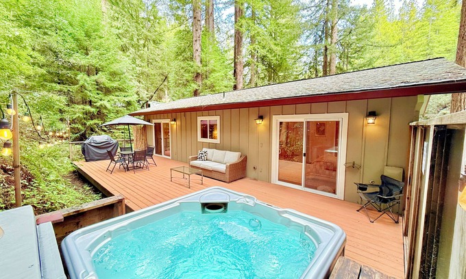 Guerneville House | Cozy cabin deep in the redwoods/WiFi & Hot Tub