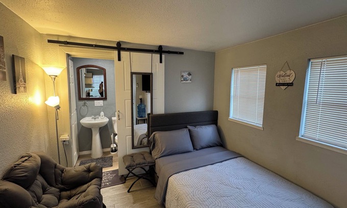 Summerlin Cabin | Cozy cabin in safe neighborhood fabulous Las Vegas with WiFi, AC