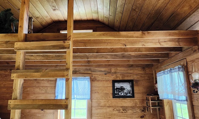 Smith Cabin | Cozy cabin in Sneedville Tennessee heart of the Appalachian Mountains.