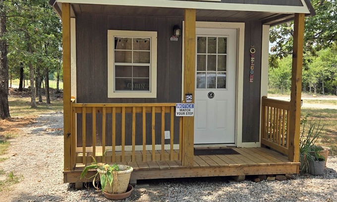 Okmulgee Cabin | Cozy Cabin in the woods! Close to lakes, hunting, fishing, Plenty of parking!