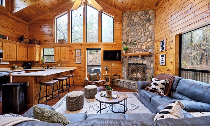 Broken Bow Cabin | Cozy cabin located in Beavers Bend, close to Broken Bow lake, Casino