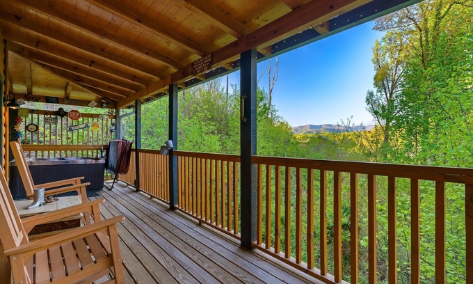 Chalet Village North Cabin | 🌲Cozy Cabin Near GSMNP – Hot Summer Rates! 🔥Hot Tub-WIFI