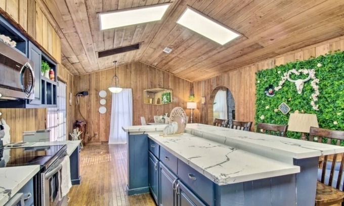 Sanatorium Cabin | Cozy Cabin w/Hot Tub & Wi-Fi