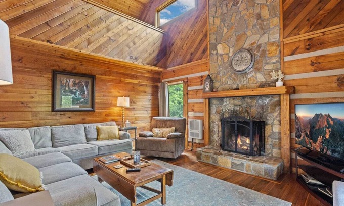 Boone Cabin | Cozy Cabin with Modern Comforts