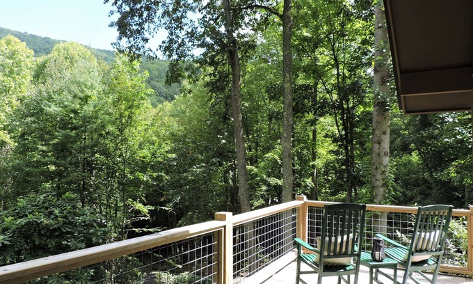 Robbinsville Cabin | Cozy cabin with Paved access, Carport & Fast Wi-Fi, available Oct 5-11 & 14-23