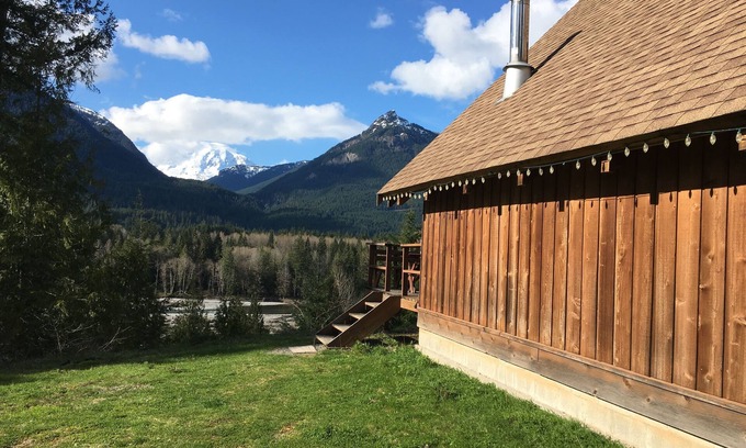Packwood Cabin | Cozy cabin with views of Mt. Rainier & the Cowlitz river.