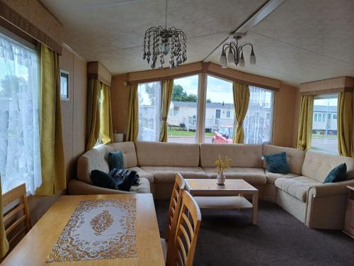 Clacton-on-Sea Resort | Cozy Caravan Retreat