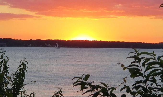 Calvert Beach-Long Beach House | Cozy Cedar Cottage-Autumn Beach Getaway