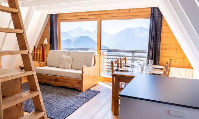 Viel-Alpe Ski Chalet | Cozy chalet in Huez with terrace and WiFi