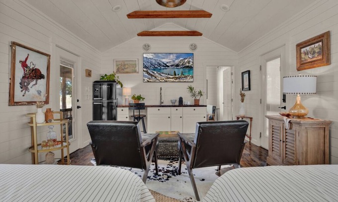 Stonewall Cabin | Cozy Chic Cabin with Cowboy Pool on Texas Wine Trail