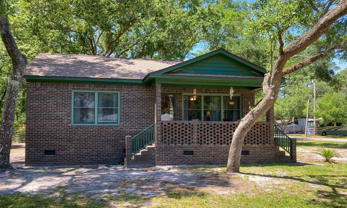 Murrells Inlet House | Cozy coastal home with a porch, washer/dryer, and central AC - prime location