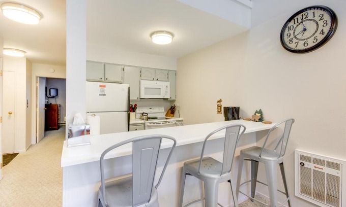 Big Sky Apartment | Cozy Condo with Balcony - Near Big Sky Resort!