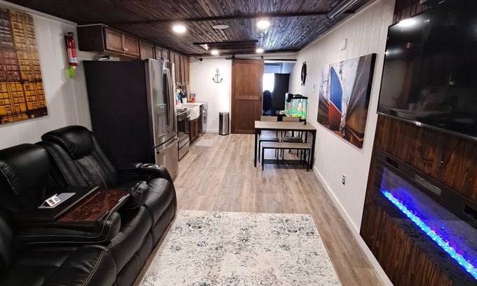 Bastrop House | Cozy container: Unique design
