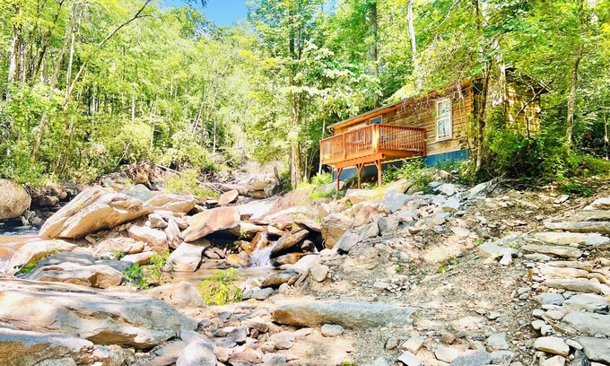 Gerton Cottage | Cozy Cottage Beside Creek with Waterfalls