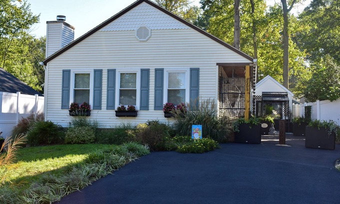 North Beach House | Cozy Cottage By The Beach-Pet Friendly