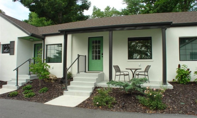 Downtown Branson Cottage | Cozy Cottage in Downtown Branson with a Pool