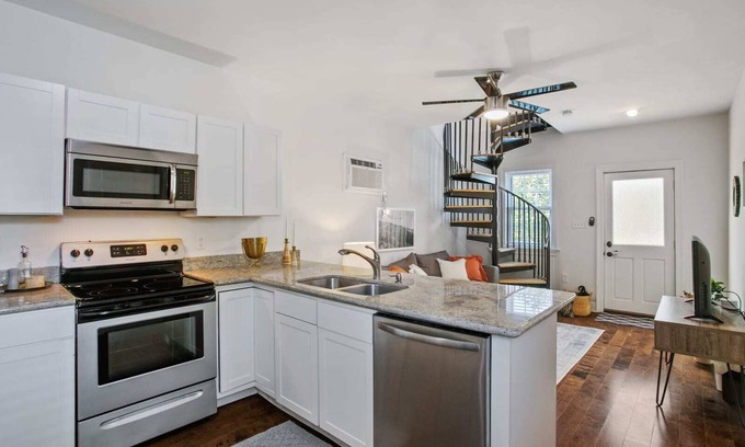 East Riverside House | Cozy Cottage in Quiet Uptown