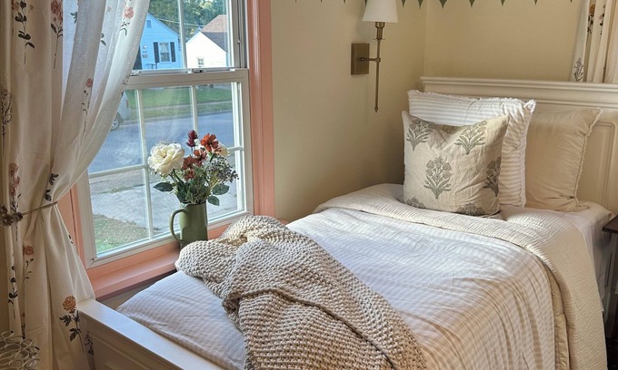 Airport Township House | Cozy Cottage in the City