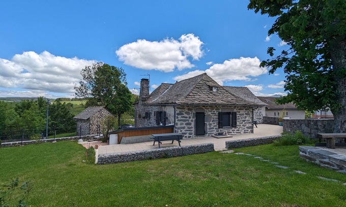Saint-Front Cottage | Cozy Cottage Near Ski Resort and UNESCO Sites, Garden, 3BR, Fully Equipped in Saint-Front
