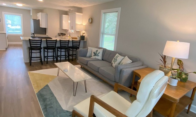 Indianapolis House | Cozy Cottage on 1.5 acres Indianapolis, 15 min to downtown