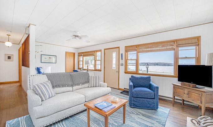 Beulah House | Cozy Cottage on Crystal Lake W/Free Wifi, Gas Grill & Dock - Close to Town