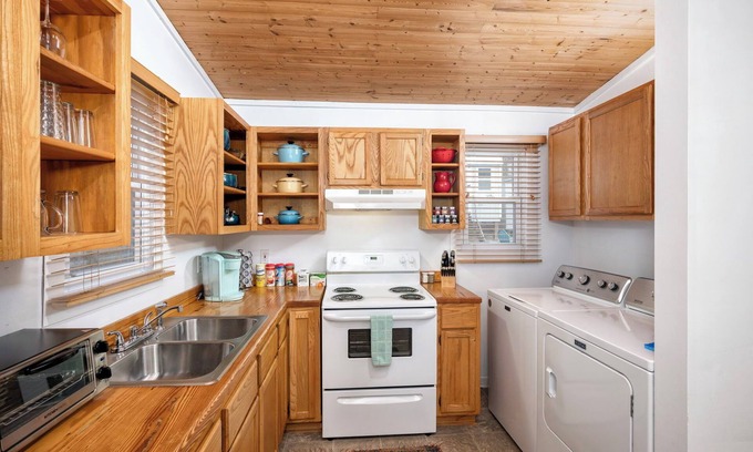 Skyland Cottage | Cozy Cottage on the Ridge 5min to Downtown Asheville