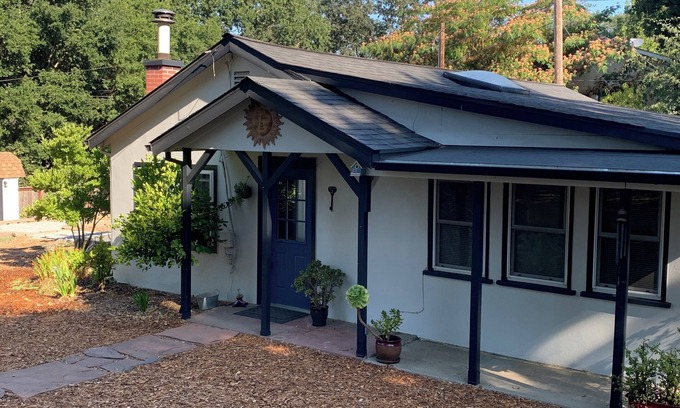 Healdsburg Cottage | Cozy cottage tucked away on a private country road