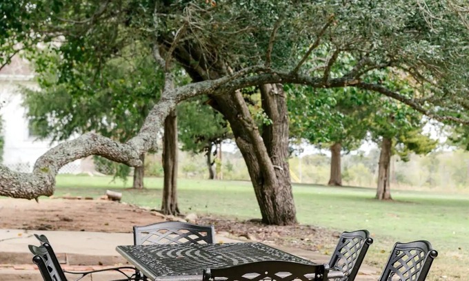 Burton House | Cozy Cottage with Scenic Outdoor & Fire Pit + Minutes From Round Top Shopping