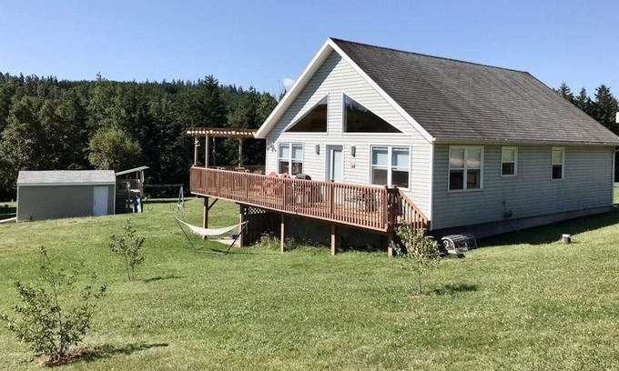 Found Mills Cottage | Cozy Cottage With Water View, Kayaks & Hot Tub On The Stanley River