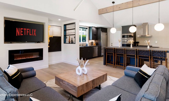 Fountain Valley Villa | Cozy Designer Villa in Heart of OC