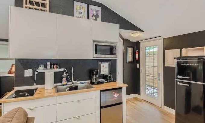 Georgetown House | Cozy, Eclectic, Quiet Studio-Walk to the Square!