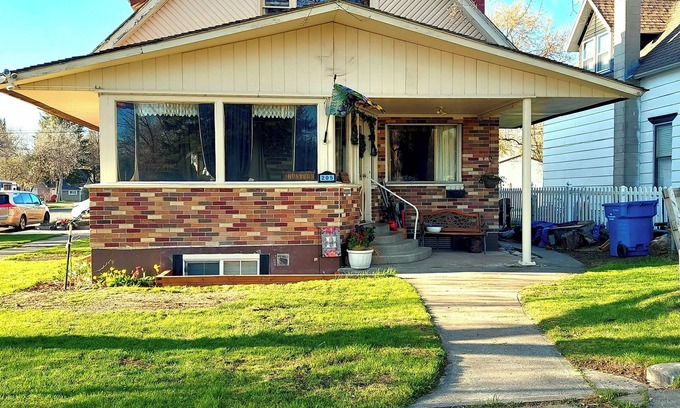St. Anthony Apartment | Cozy Escape close to Yellowstone & Grand Teton NP, BYUI, River Beach sleeps 9