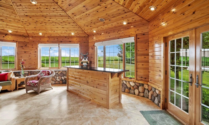 Valders House | Cozy Estate with indoor Pickle ball and Hot tub. Golf, Fishing, Pet friendly