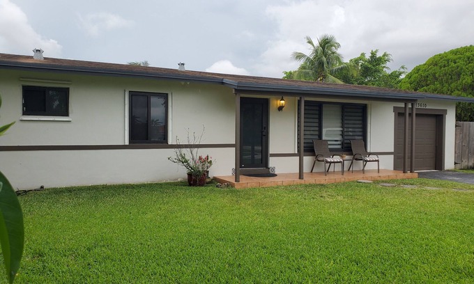Kendale Lakes House | Cozy family home in quiet area, nice garden views.