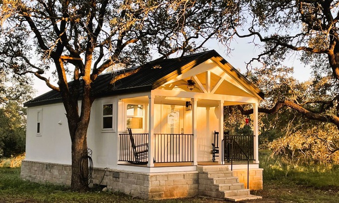 Lampasas Cabin | Cozy Farmhouse Cabin Near Colorado Bend State Park