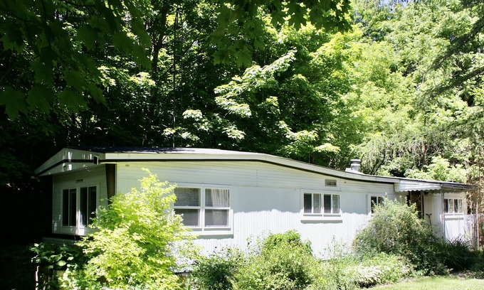 Clarksburg House | Cozy Getaway in the Heart of the Blue Mountains