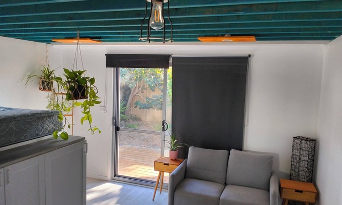 Quinns Rocks Cottage | Cozy Granny flat - Separate garden close to beach